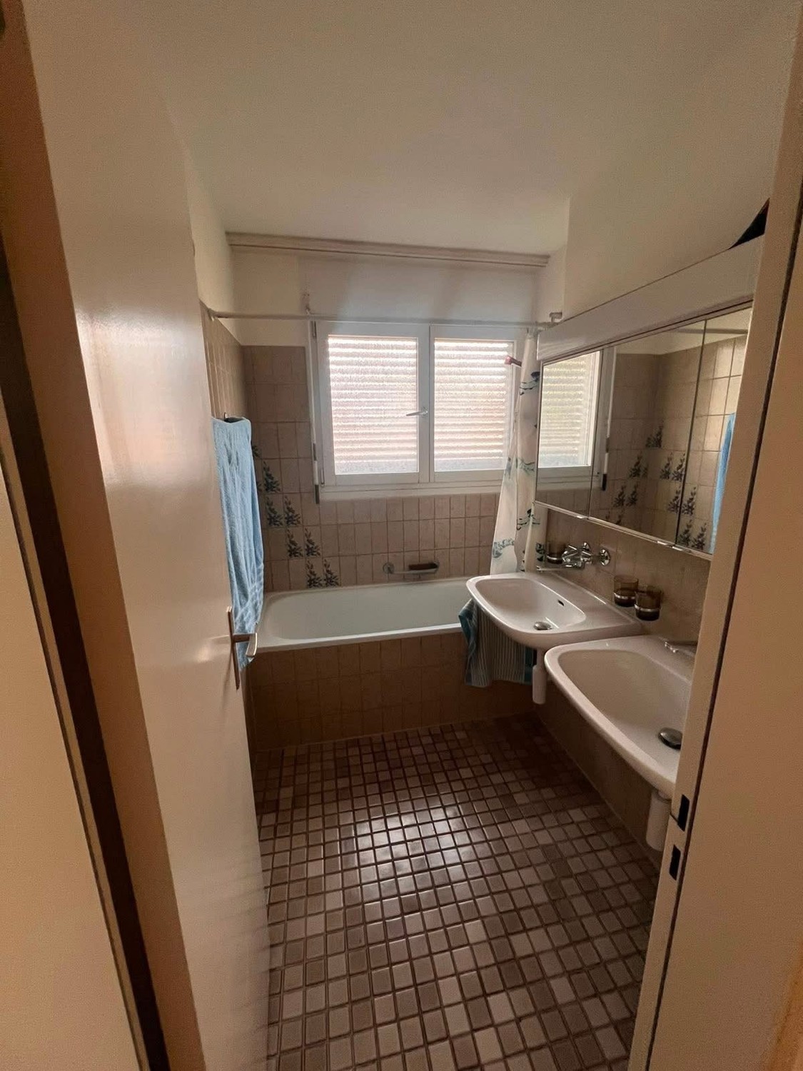 Charmantes Zimmer in Bubikon

Entdecken Sie dieses einladende Zimmer in einem Haus in Bubikon, das perfekt für Paare geeignet ist (maximal 4 Personen im gesamten Objekt).

Das Zimmer ist als Doppelzimmer für Paare konzipiert, kann aber auf Wunsch auch mit zwei separaten Einzelbetten eingerichtet wer