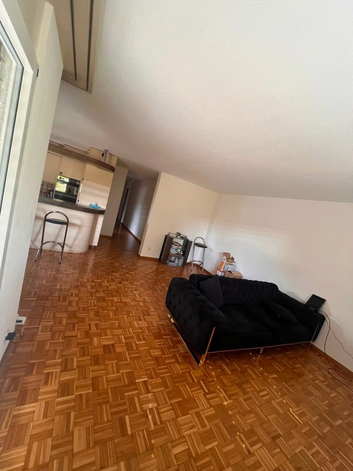 Charmantes Zimmer in Bubikon

Entdecken Sie dieses einladende Zimmer in einem Haus in Bubikon, das perfekt für Paare geeignet ist (maximal 4 Personen im gesamten Objekt).

Das Zimmer ist als Doppelzimmer für Paare konzipiert, kann aber auf Wunsch auch mit zwei separaten Einzelbetten eingerichtet wer