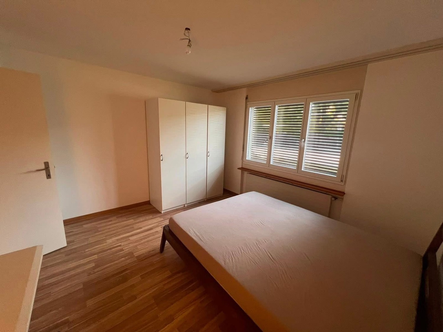 Charmantes Zimmer in Bubikon

Entdecken Sie dieses einladende Zimmer in einem Haus in Bubikon, das perfekt für Paare geeignet ist (maximal 4 Personen im gesamten Objekt).

Das Zimmer ist als Doppelzimmer für Paare konzipiert, kann aber auf Wunsch auch mit zwei separaten Einzelbetten eingerichtet wer