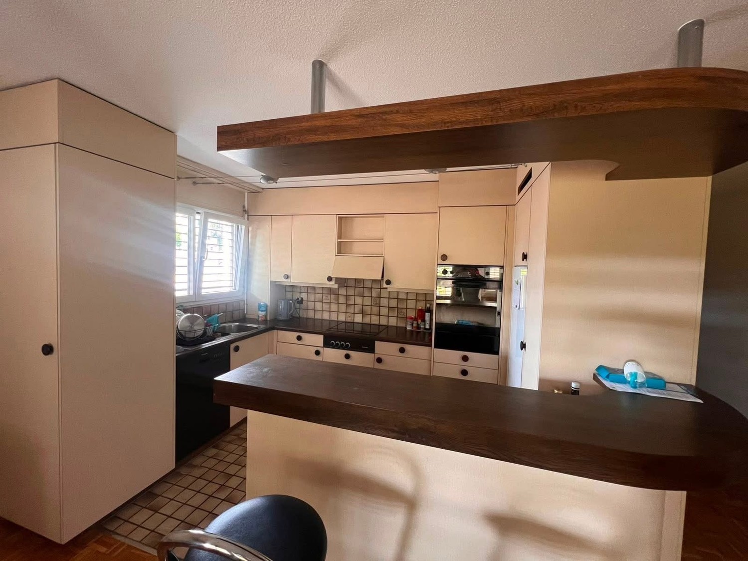 Charmantes Zimmer in Bubikon

Entdecken Sie dieses einladende Zimmer in einem Haus in Bubikon, das perfekt für Paare geeignet ist (maximal 4 Personen im gesamten Objekt).

Das Zimmer ist als Doppelzimmer für Paare konzipiert, kann aber auf Wunsch auch mit zwei separaten Einzelbetten eingerichtet wer