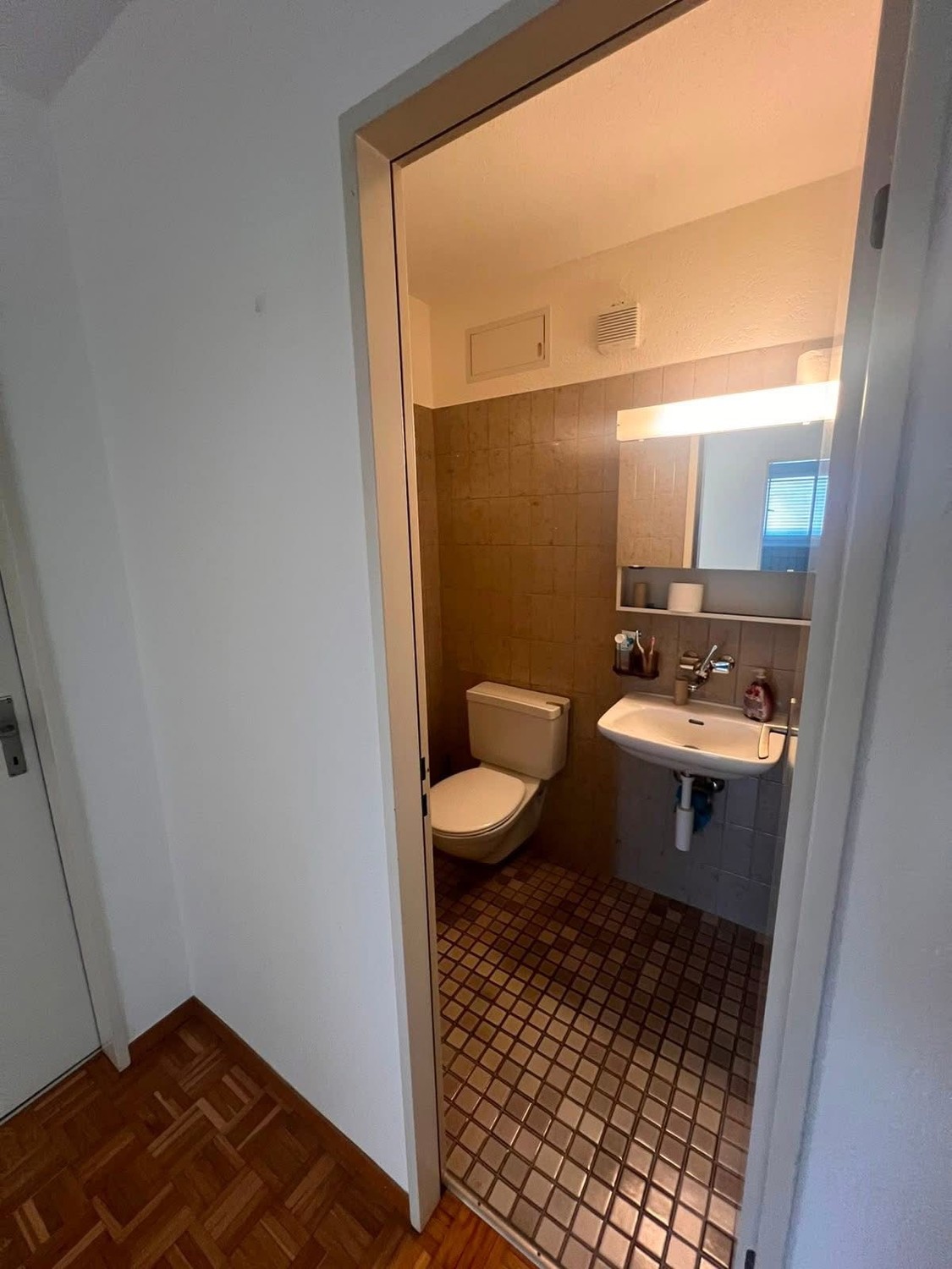Charmantes Zimmer in Bubikon

Entdecken Sie dieses einladende Zimmer in einem Haus in Bubikon, das perfekt für Paare geeignet ist (maximal 4 Personen im gesamten Objekt).

Das Zimmer ist als Doppelzimmer für Paare konzipiert, kann aber auf Wunsch auch mit zwei separaten Einzelbetten eingerichtet wer