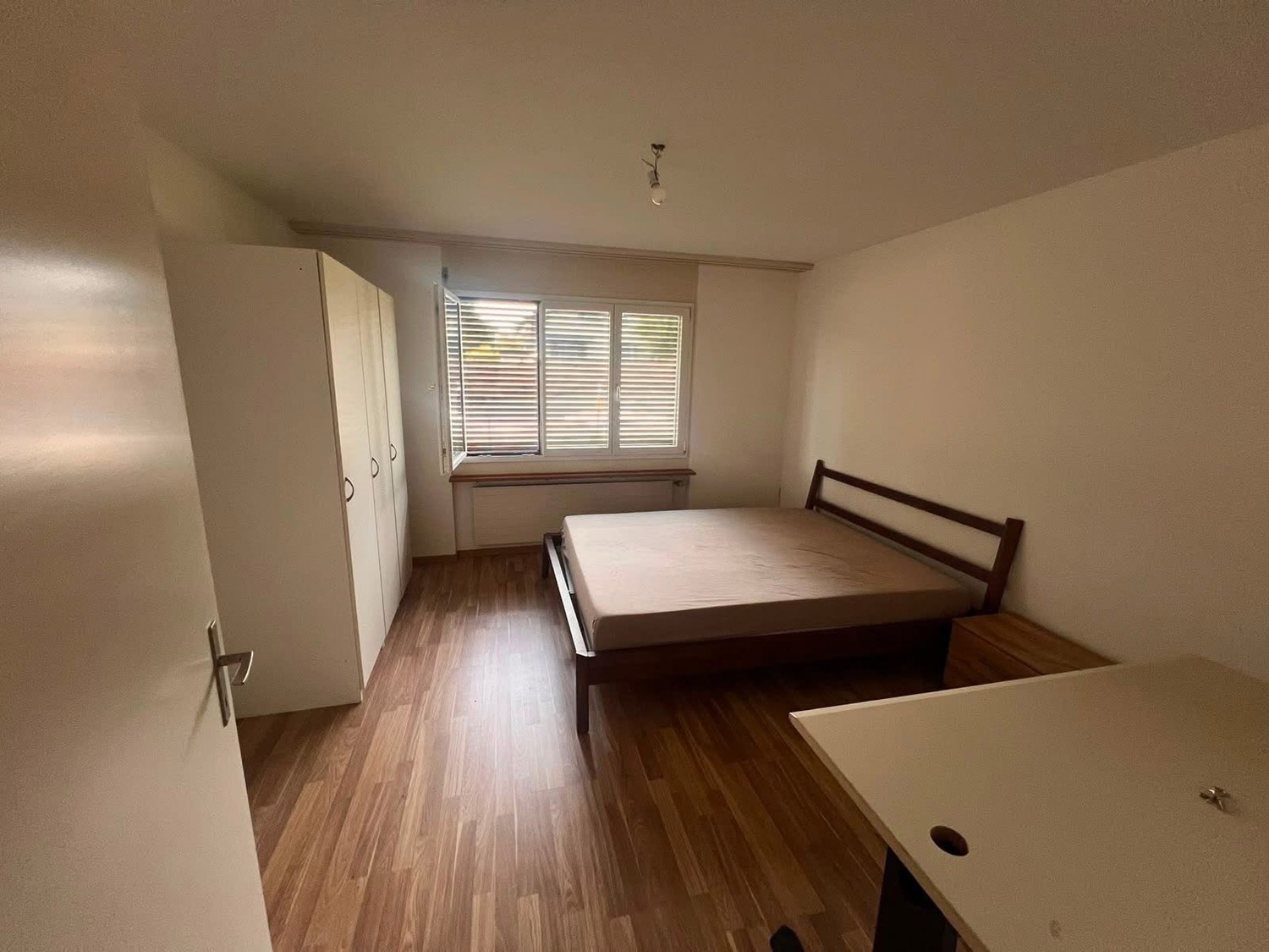 Charmantes Zimmer in Bubikon

Entdecken Sie dieses einladende Zimmer in einem Haus in Bubikon, das perfekt für Paare geeignet ist (maximal 4 Personen im gesamten Objekt).

Das Zimmer ist als Doppelzimmer für Paare konzipiert, kann aber auf Wunsch auch mit zwei separaten Einzelbetten eingerichtet wer