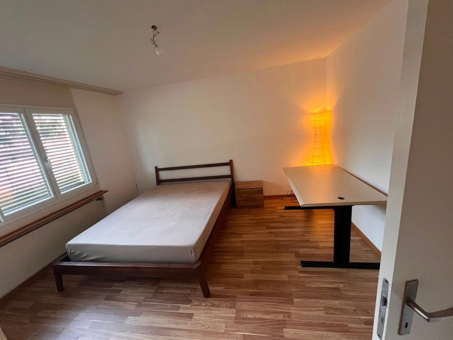 Charmantes Zimmer in Bubikon

Entdecken Sie dieses einladende Zimmer in einem Haus in Bubikon, das perfekt für Paare geeignet ist (maximal 4 Personen im gesamten Objekt).

Das Zimmer ist als Doppelzimmer für Paare konzipiert, kann aber auf Wunsch auch mit zwei separaten Einzelbetten eingerichtet wer