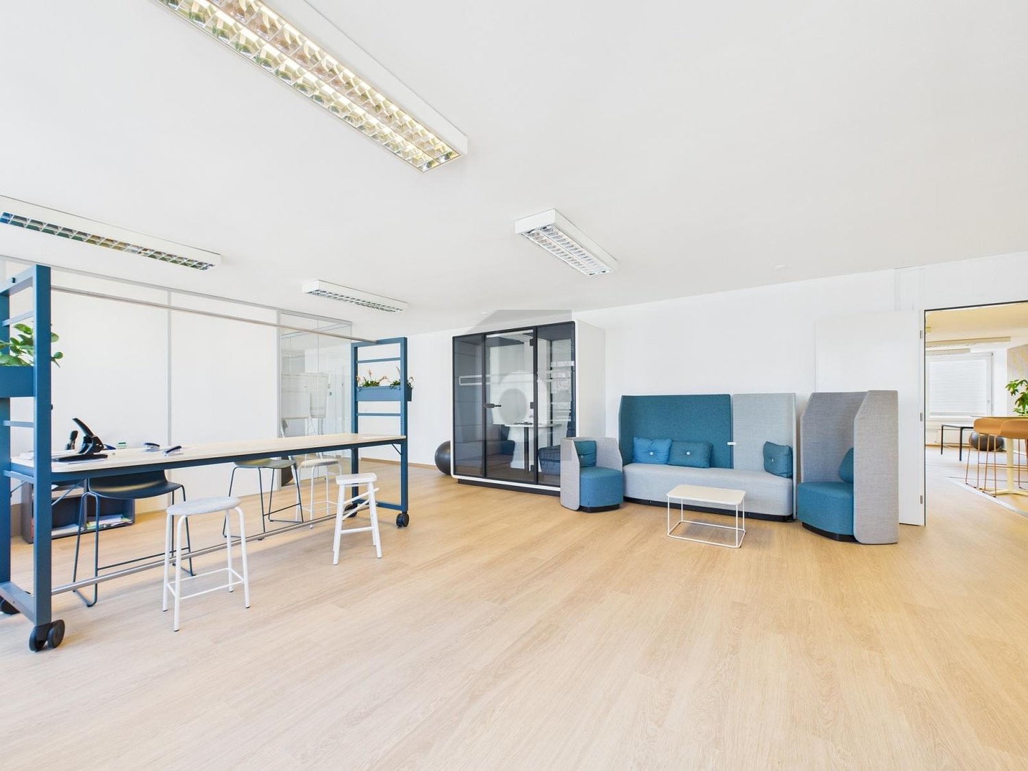 300m² office, photo 1 of 4