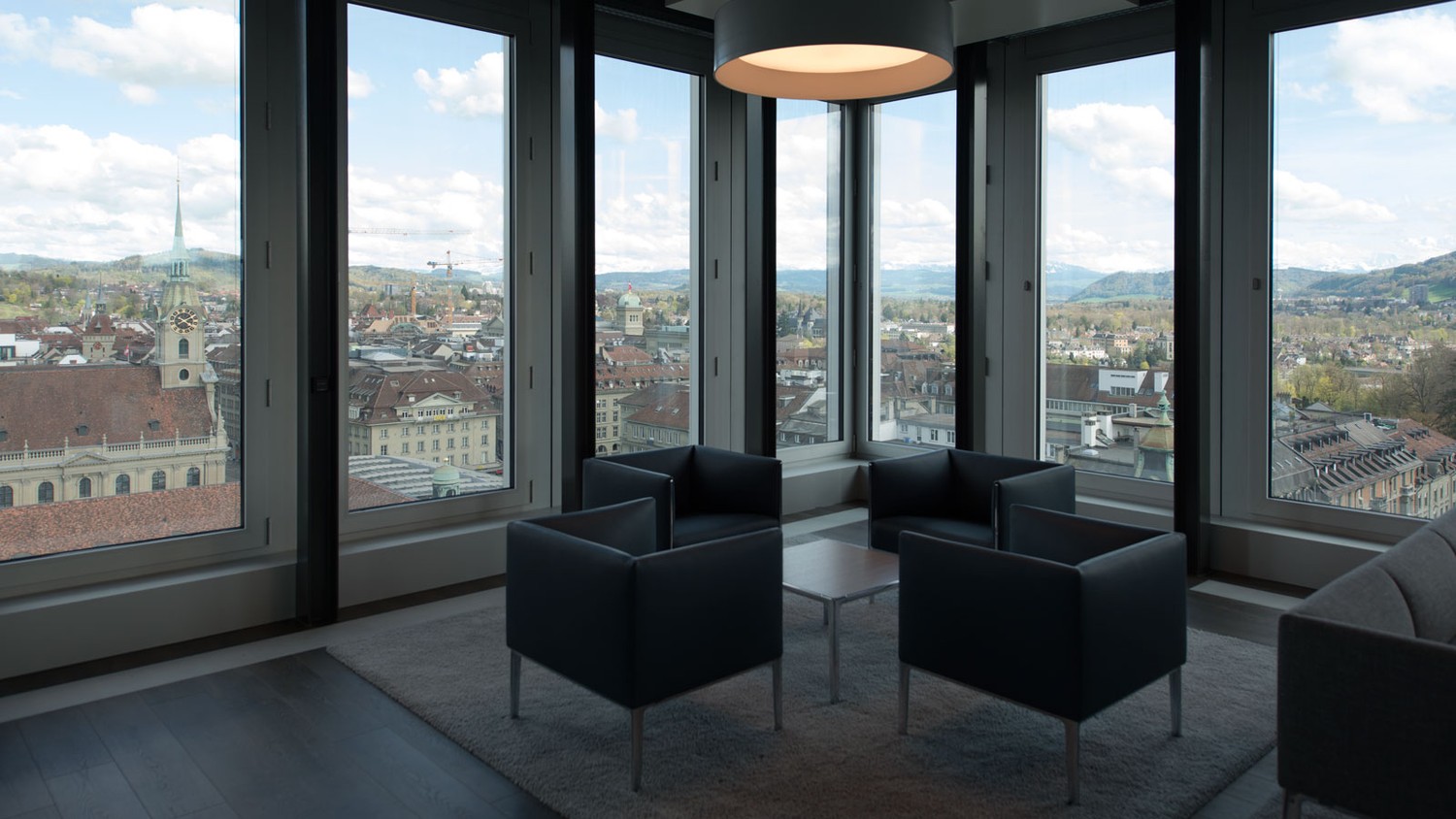 730m² di ufficio","description":"Lavorare nella migliore posizione nel cuore di Berna: al **10° piano del PostParc Bern, proprio accanto alla stazione di Berna** vi attende un'attrattiva superficie per uffici con una vista unica sui tetti della città federale.

Gli ambienti inondati di luce convinco