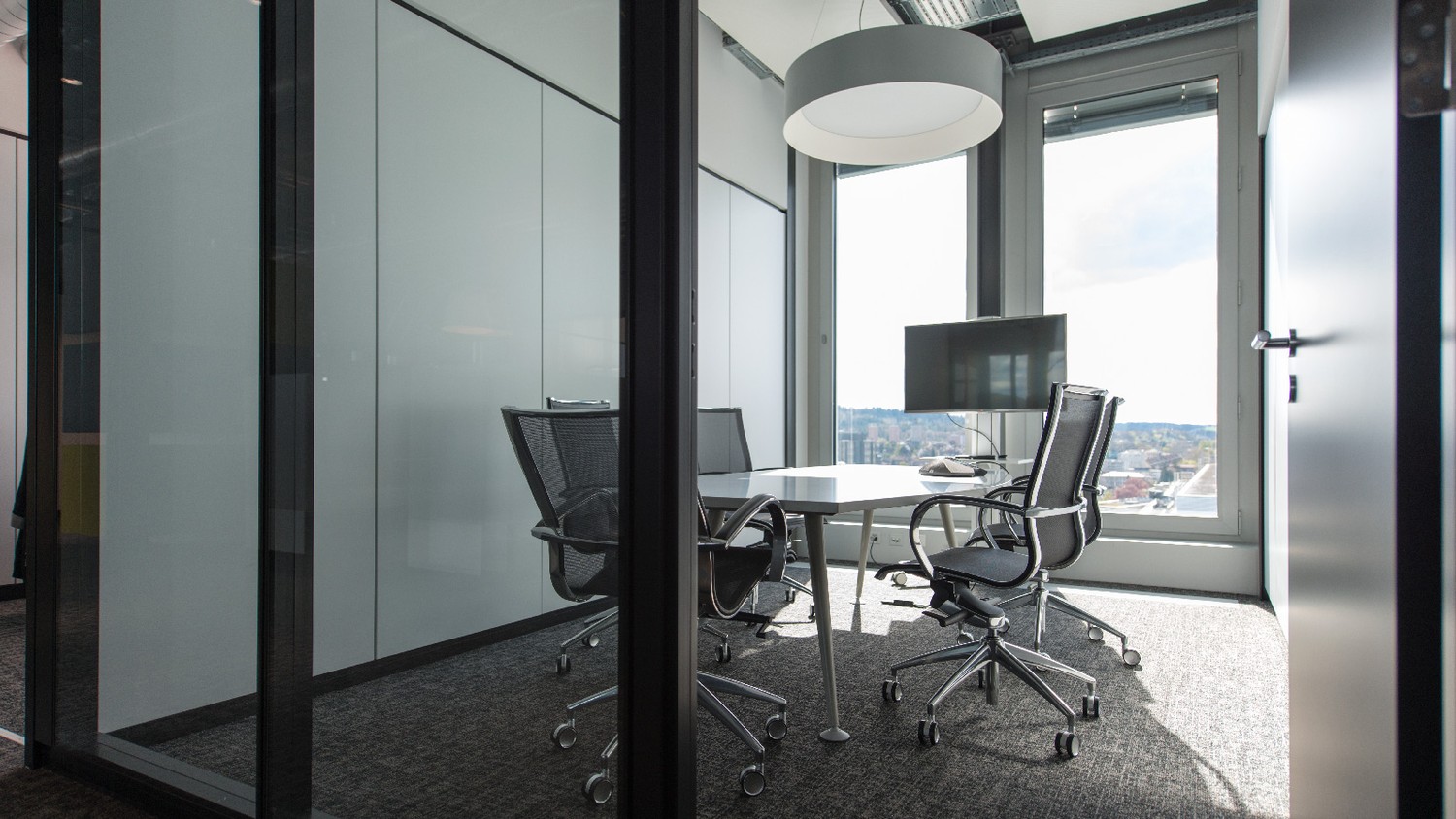 730m² di ufficio","description":"Lavorare nella migliore posizione nel cuore di Berna: al **10° piano del PostParc Bern, proprio accanto alla stazione di Berna** vi attende un'attrattiva superficie per uffici con una vista unica sui tetti della città federale.

Gli ambienti inondati di luce convinco