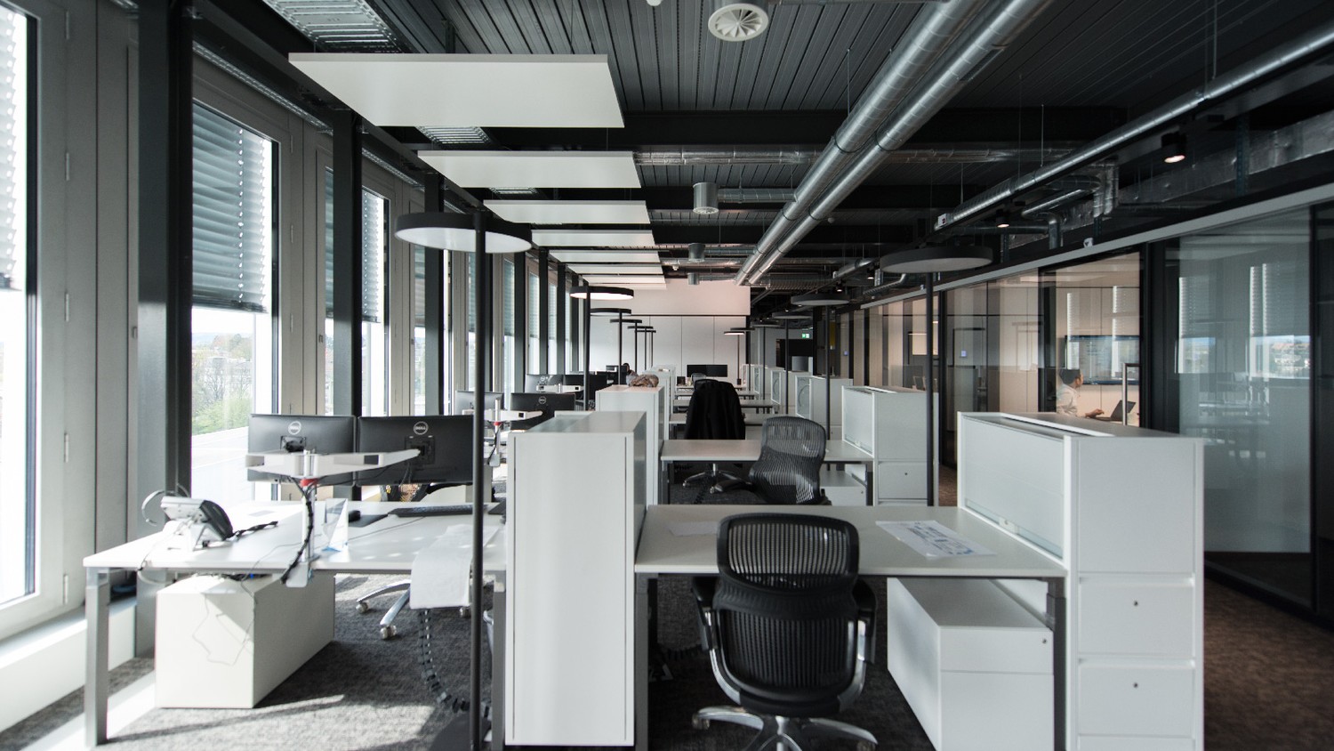 730m² di ufficio","description":"Lavorare nella migliore posizione nel cuore di Berna: al **10° piano del PostParc Bern, proprio accanto alla stazione di Berna** vi attende un'attrattiva superficie per uffici con una vista unica sui tetti della città federale.

Gli ambienti inondati di luce convinco