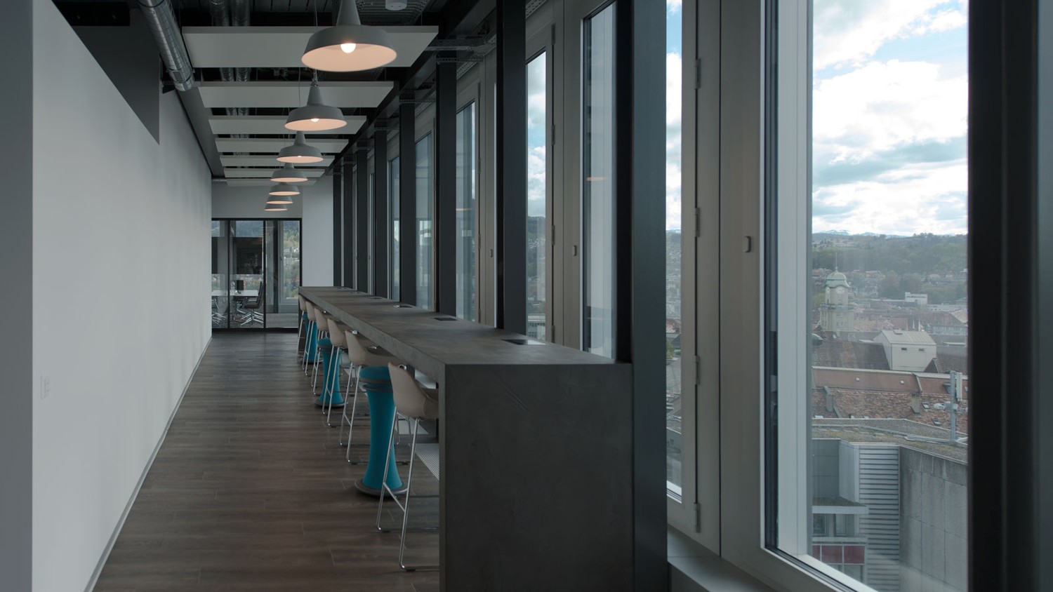 730m² di ufficio","description":"Lavorare nella migliore posizione nel cuore di Berna: al **10° piano del PostParc Bern, proprio accanto alla stazione di Berna** vi attende un'attrattiva superficie per uffici con una vista unica sui tetti della città federale.

Gli ambienti inondati di luce convinco