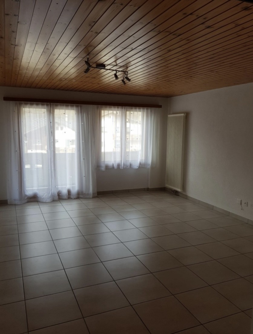 Bel appartement avec balcon dans un emplacement très ensoleillé et central au village. L'épicerie du village et une aire de jeux se trouvent à proximité immédiate. Des places de parc sont disponibles directement auprès du bâtiment.