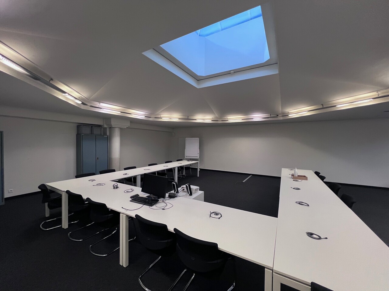1410m² office