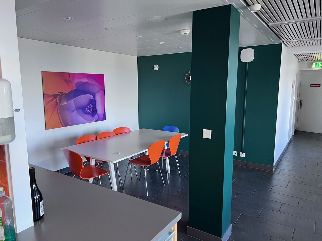 1410m² office