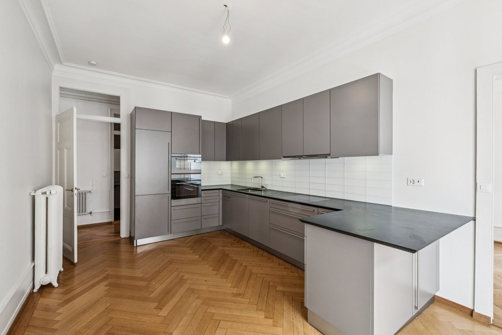 8 rooms apartment