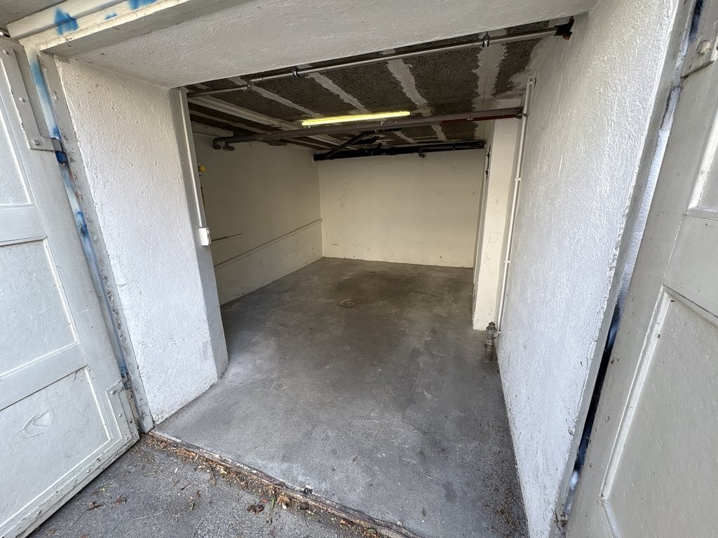 Single garage, photo 2 of 2