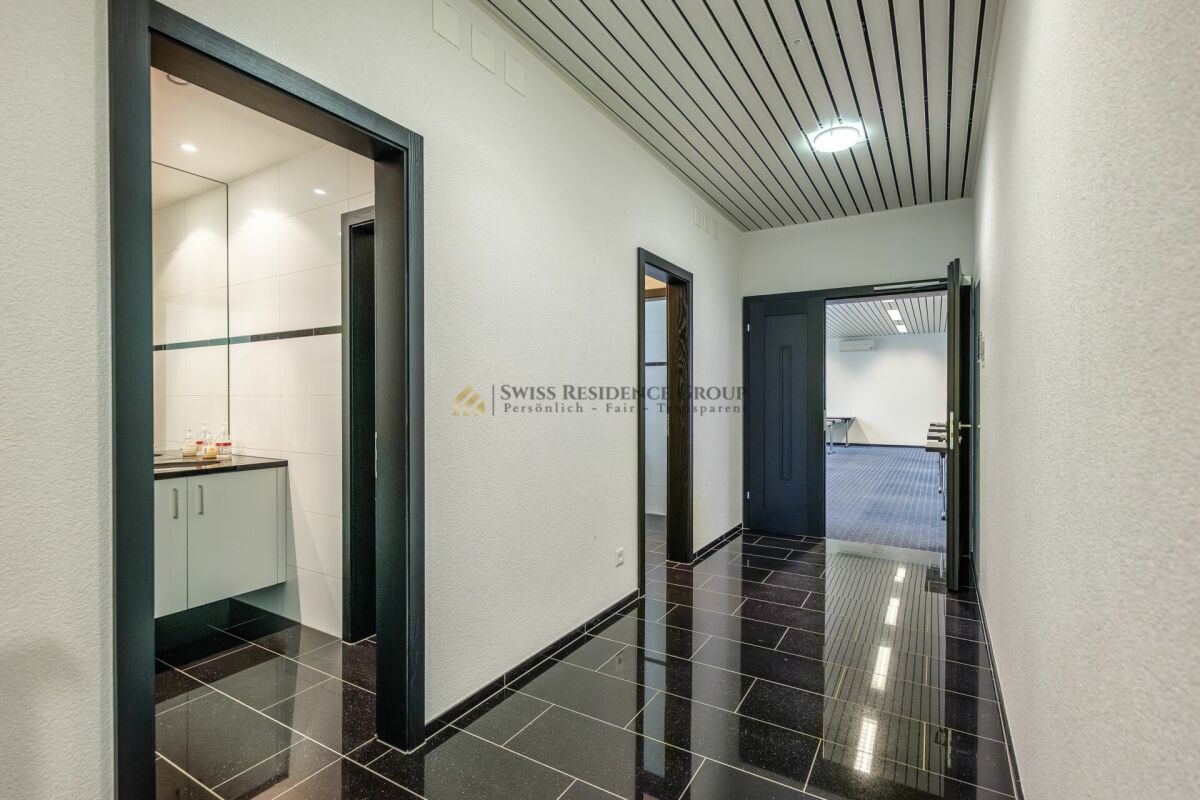 243m² commercial