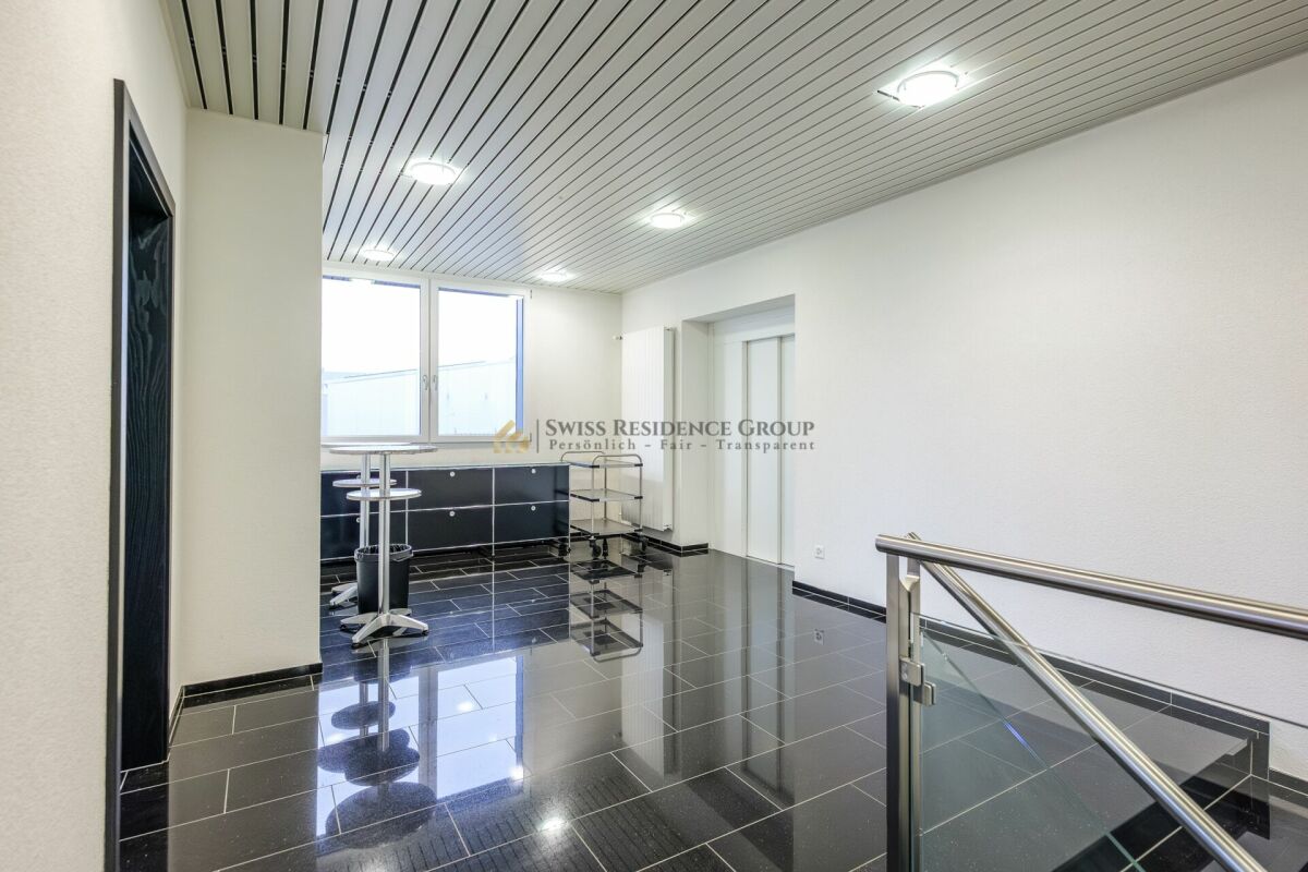 243m² commercial