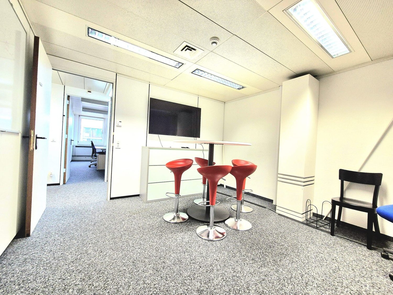 211m² office