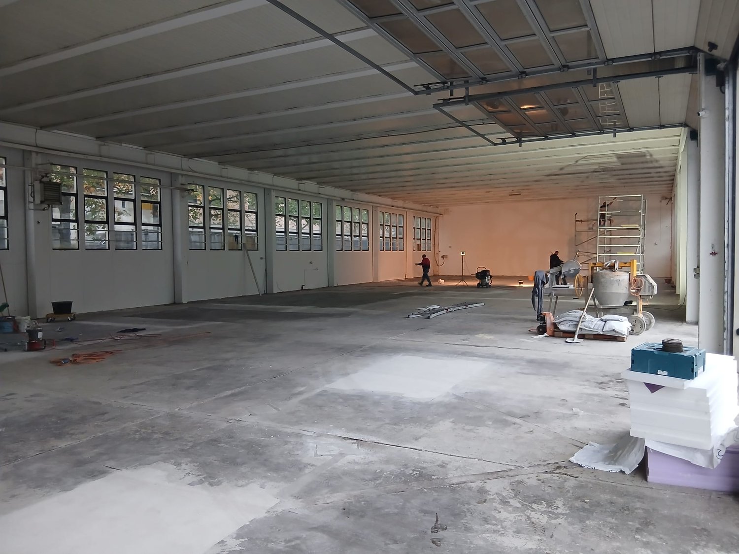 723m² storage room