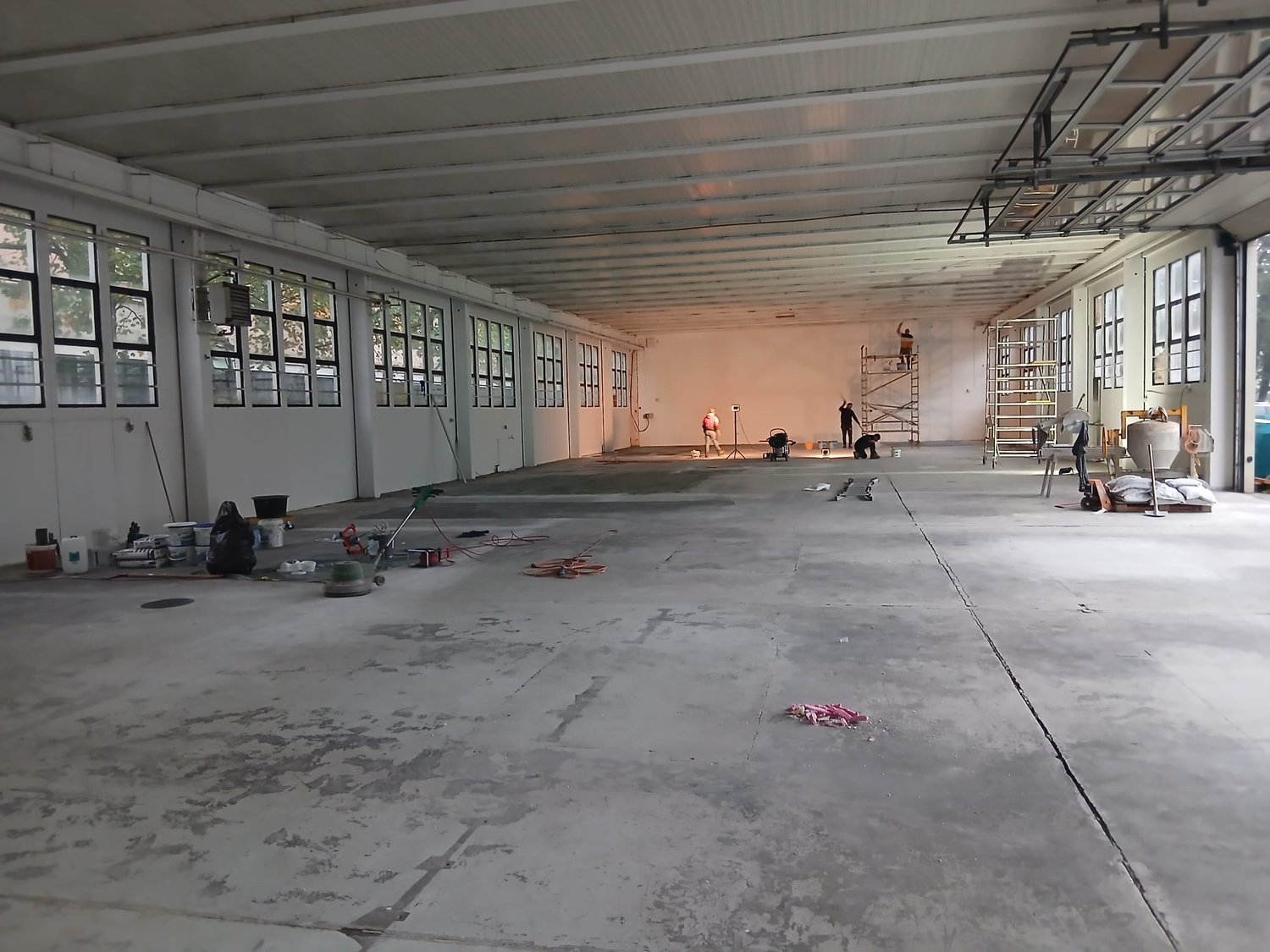 723m² storage room