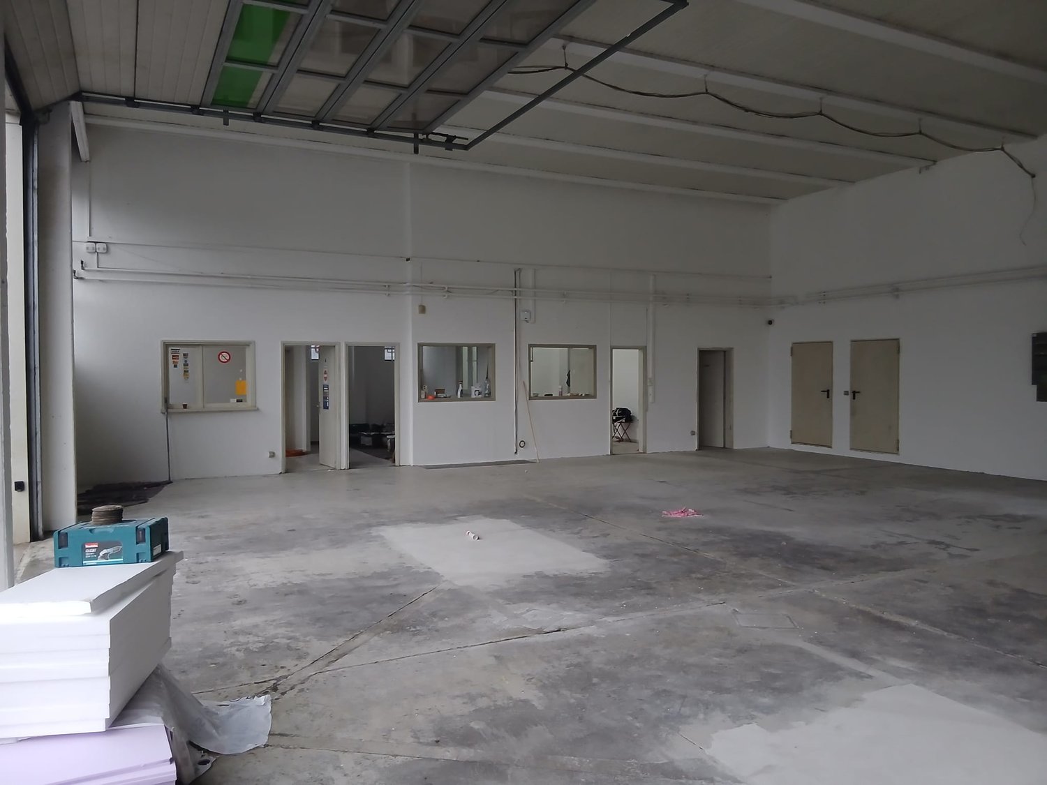 723m² storage room