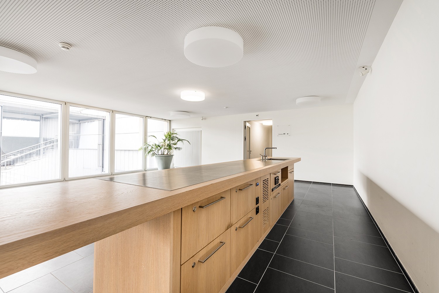376m² commercial, photo 1 of 10