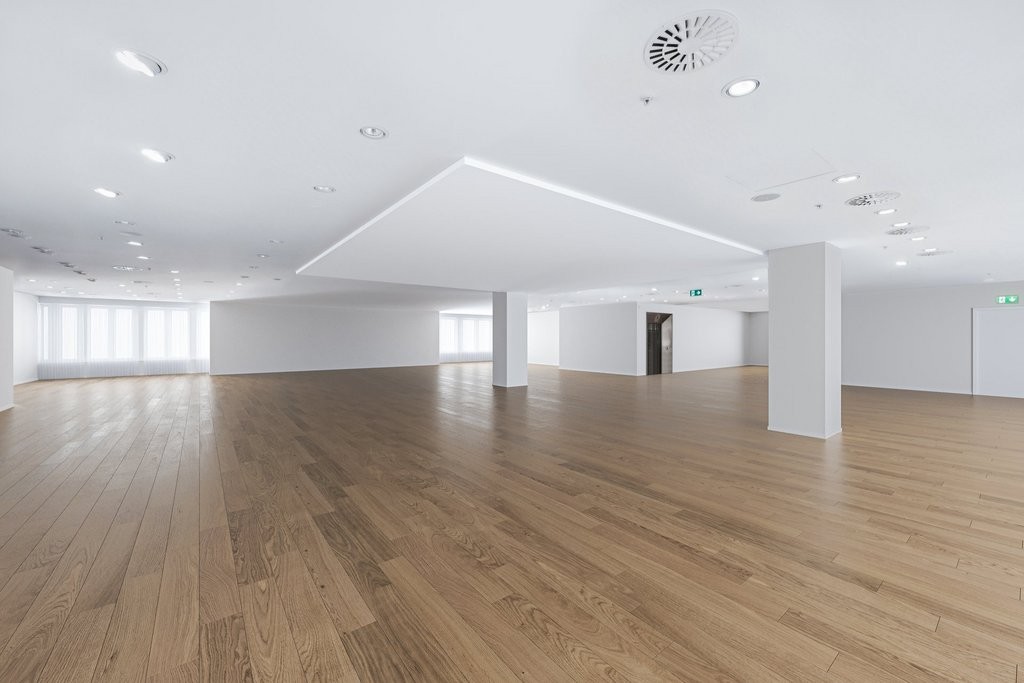 525m² shop, photo 1 of 6