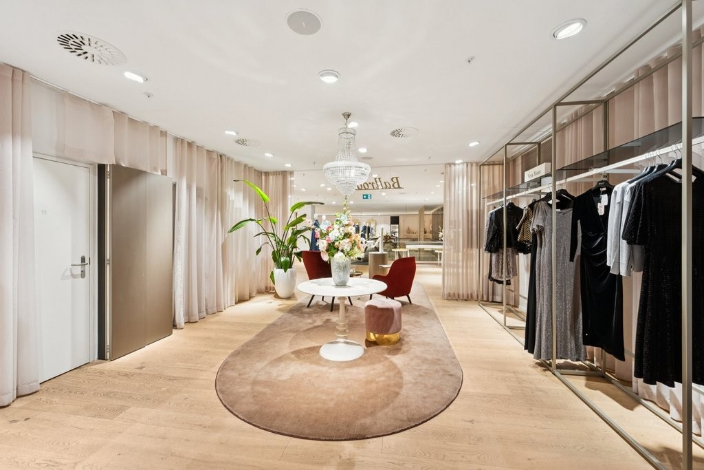 525m² shop, photo 2 of 6