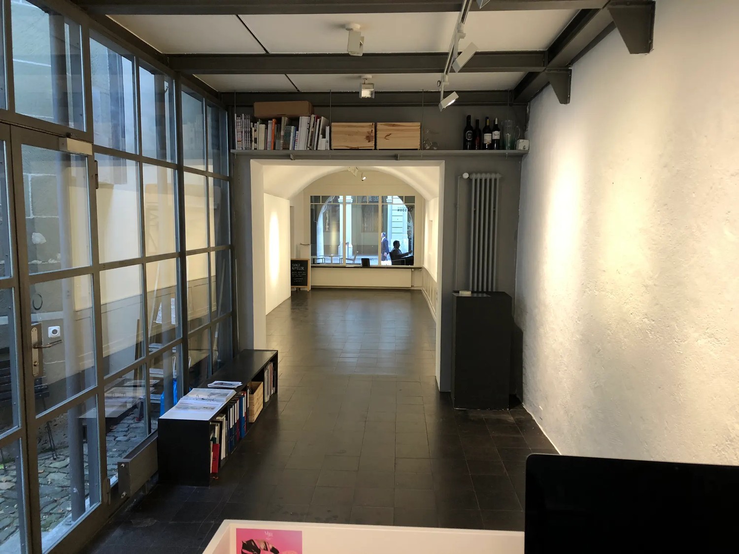 90m² commercial