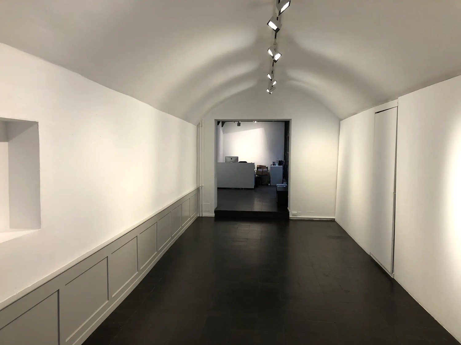 90m² commercial