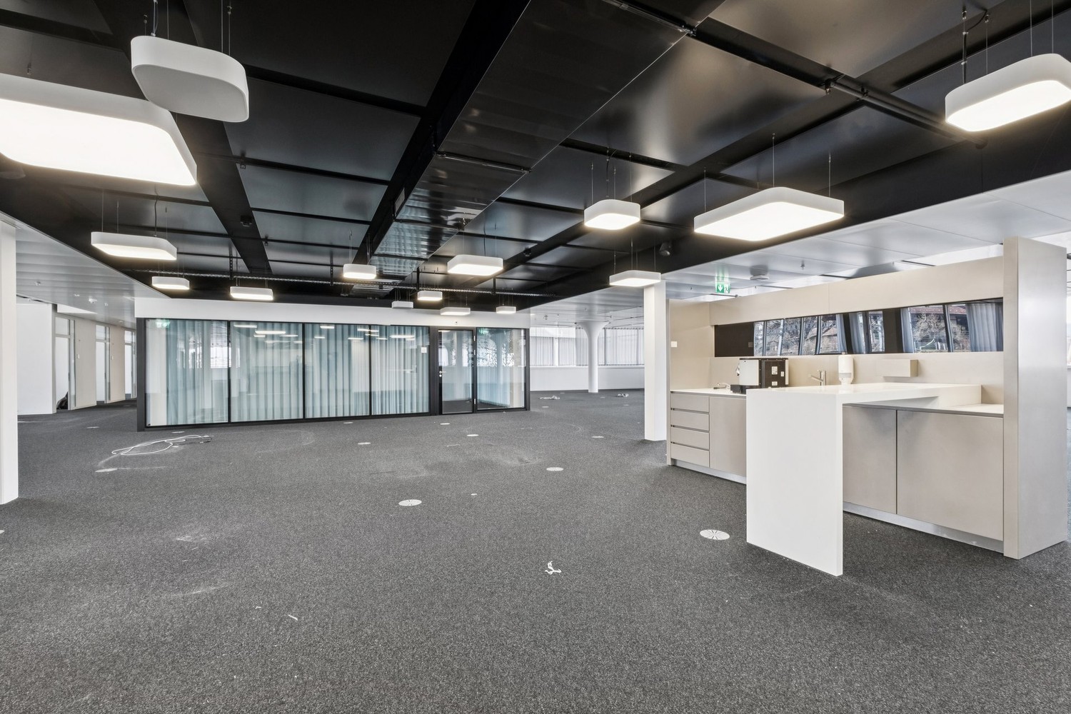 2280m² office
