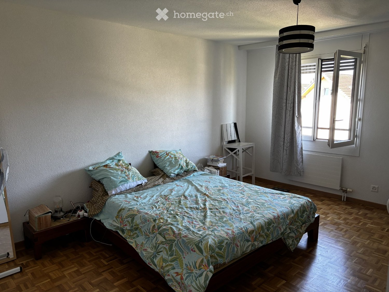 3 ½ room apartment
Through-apartment of 3.5 rooms in a quiet neighbourhood. close to schools and station.
Two bedrooms including one very large, a living room, an equipped kitchen with dishwasher, a laundry corner with possibility to connect a washing machine, a balcony, two wc, two bathrooms includ, photo 3 of 5