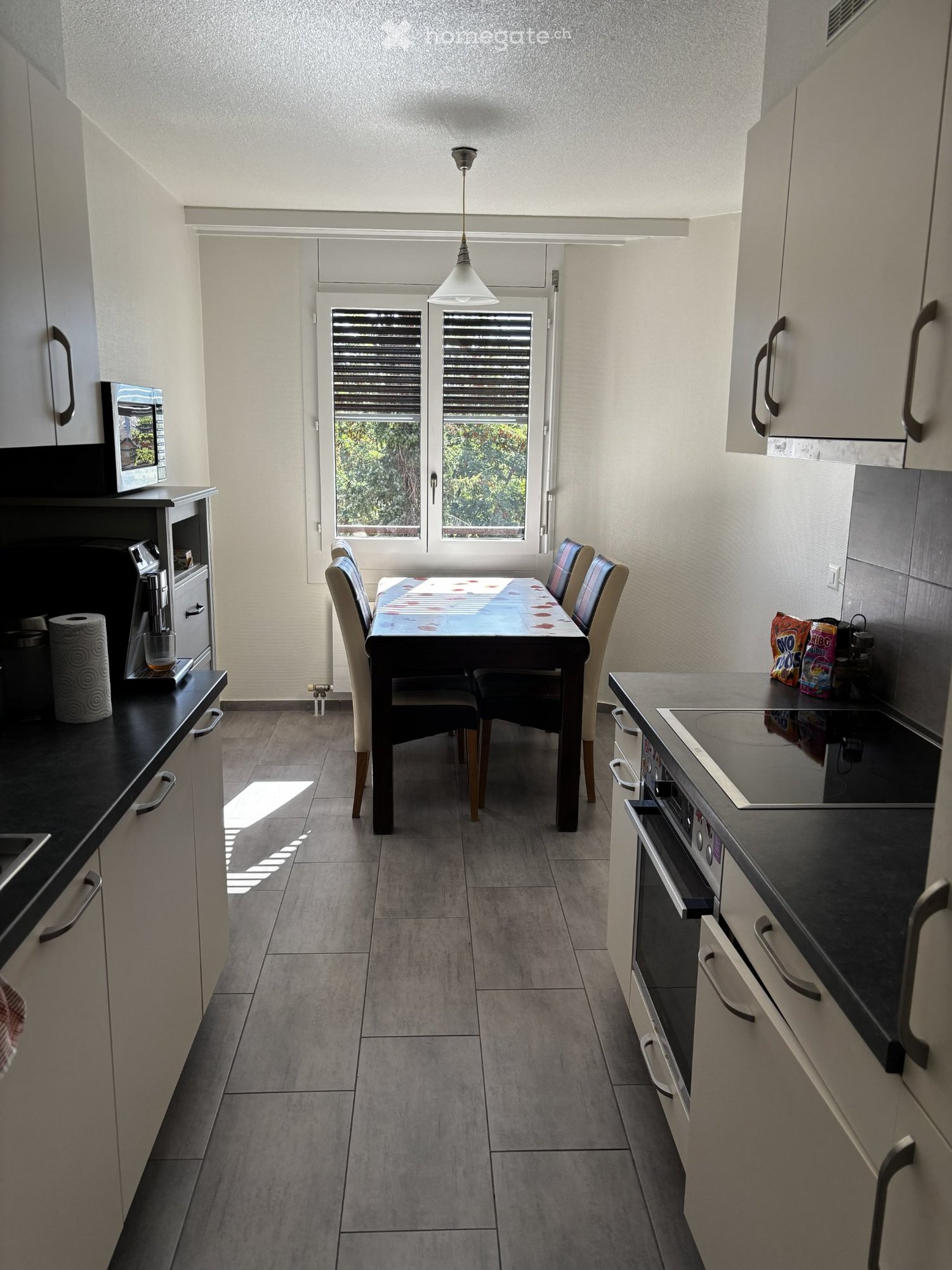 3 ½ room apartment
Through-apartment of 3.5 rooms in a quiet neighbourhood. close to schools and station.
Two bedrooms including one very large, a living room, an equipped kitchen with dishwasher, a laundry corner with possibility to connect a washing machine, a balcony, two wc, two bathrooms includ, photo 5 of 5