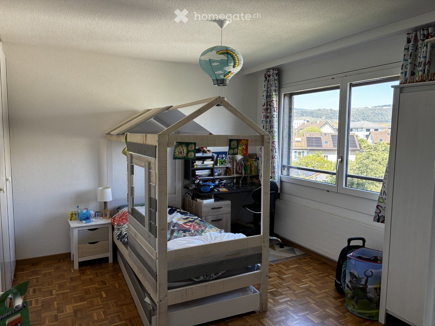 3 ½ room apartment
Through-apartment of 3.5 rooms in a quiet neighbourhood. close to schools and station.
Two bedrooms including one very large, a living room, an equipped kitchen with dishwasher, a laundry corner with possibility to connect a washing machine, a balcony, two wc, two bathrooms includ, photo 4 of 5