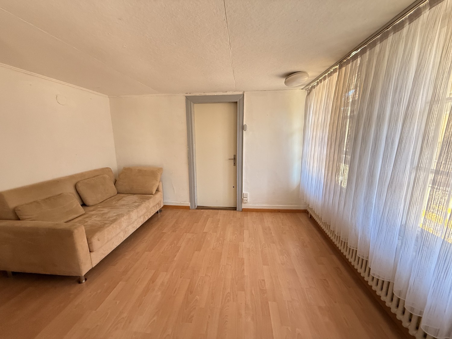 3 rooms single house
Heating only electric (not included in rental price)
1 deposit + 2 rent to be paid in advance
Limited term, photo 2 of 6