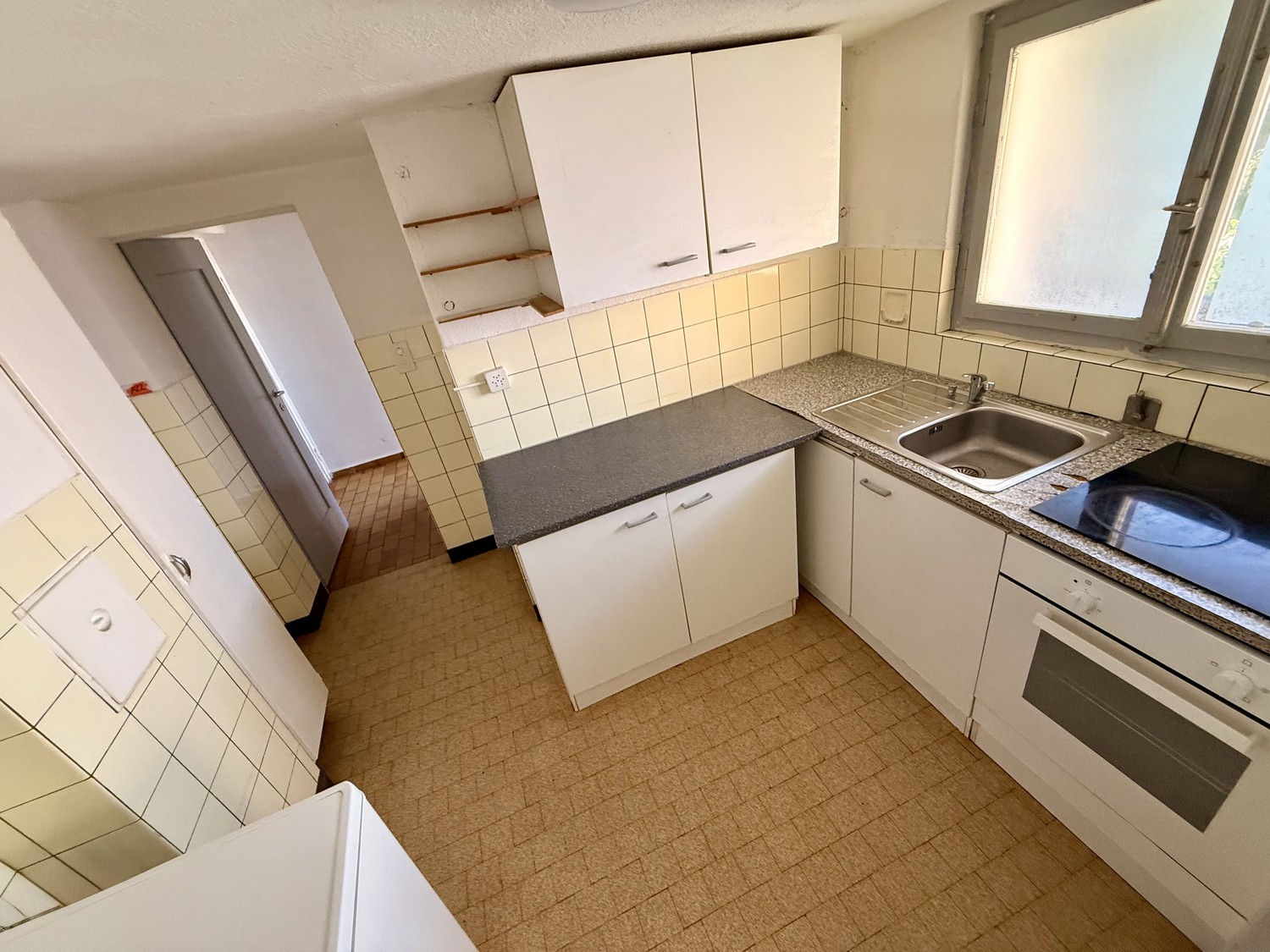 3 rooms single house
Heating only electric (not included in rental price)
1 deposit + 2 rent to be paid in advance
Limited term, photo 5 of 6
