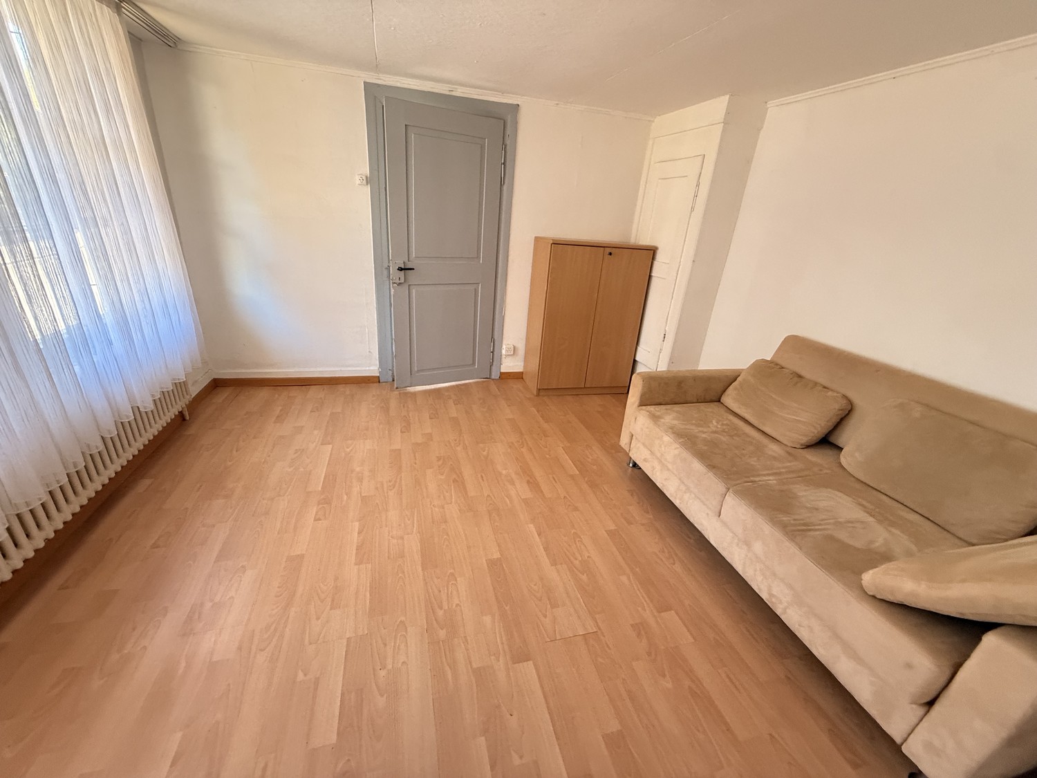 3 rooms single house
Heating only electric (not included in rental price)
1 deposit + 2 rent to be paid in advance
Limited term, photo 1 of 6
