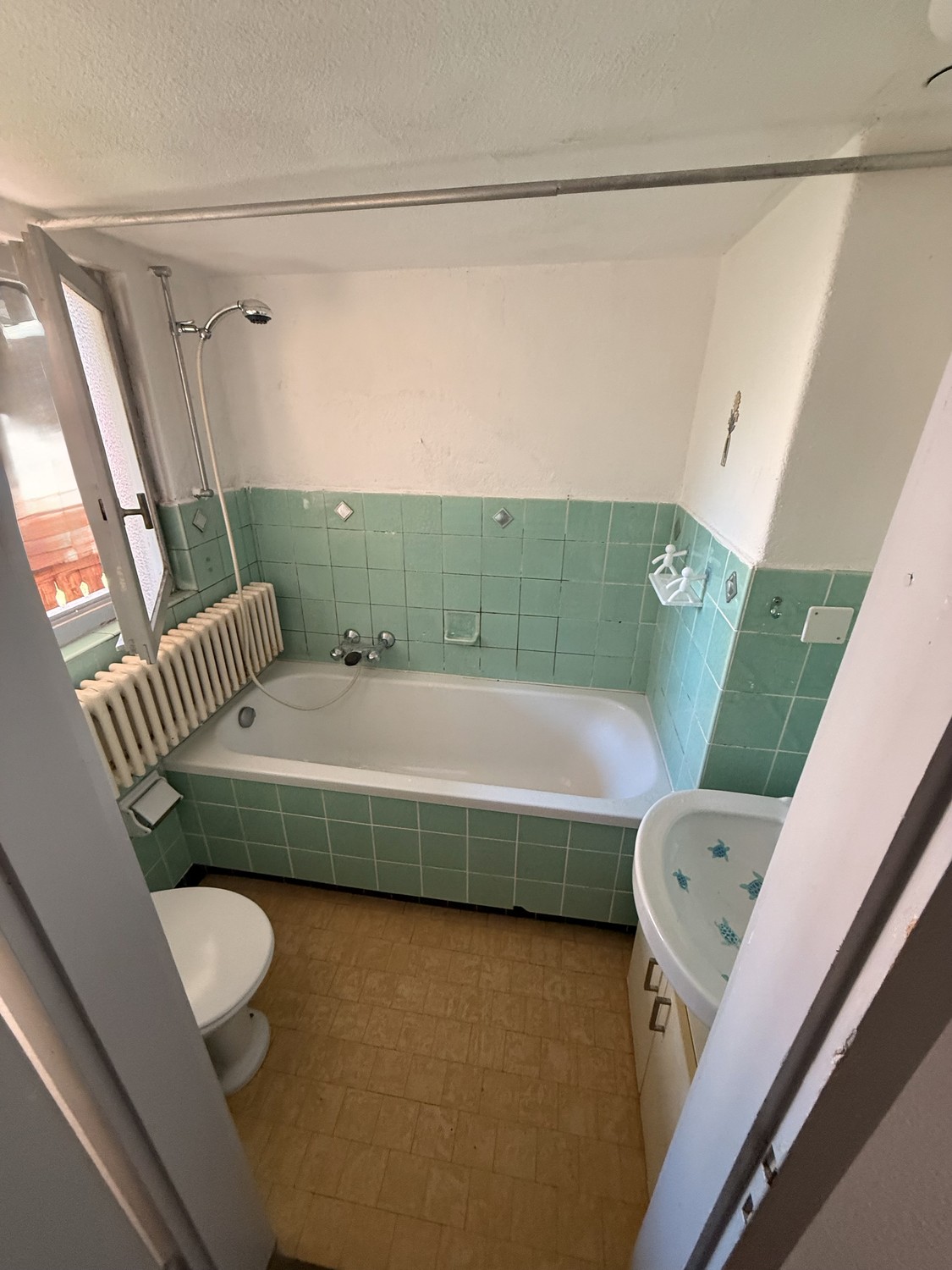 3 rooms single house
Heating only electric (not included in rental price)
1 deposit + 2 rent to be paid in advance
Limited term, photo 6 of 6
