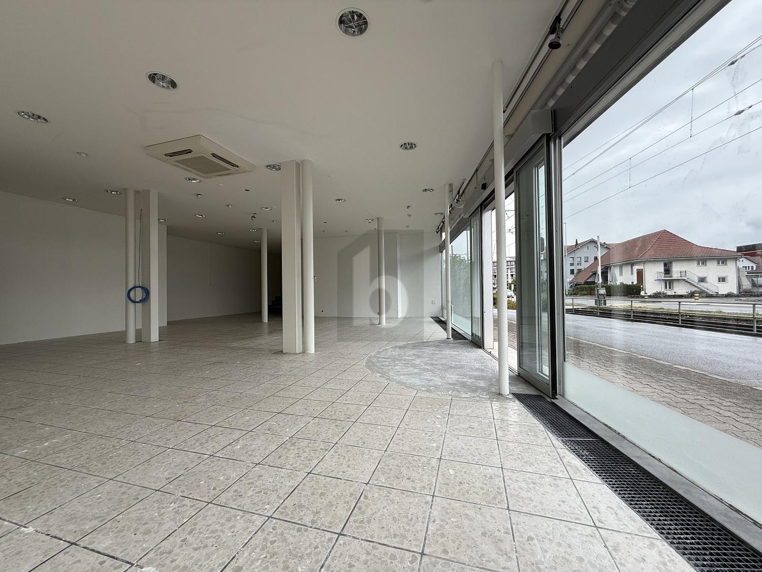 293m² shop, photo 2 of 4
