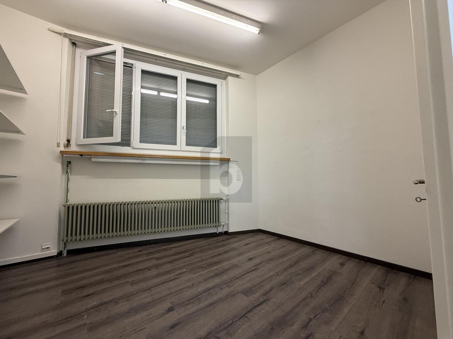293m² shop, photo 1 of 4