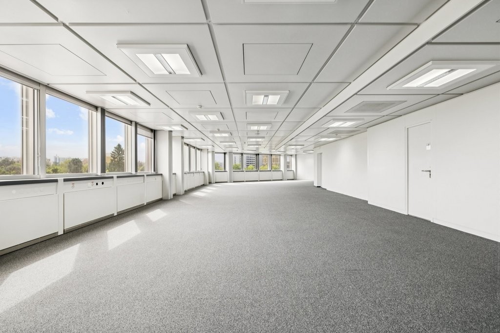 730m² office