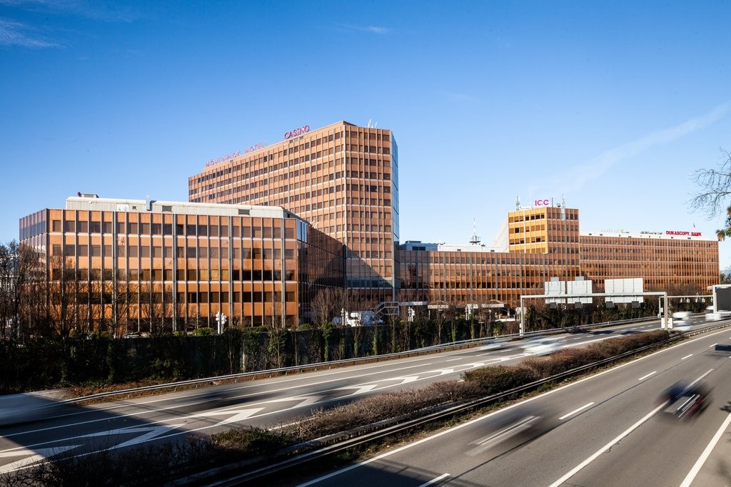 730m² office