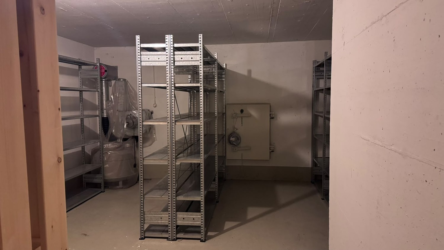 Open slot, photo 4 of 5