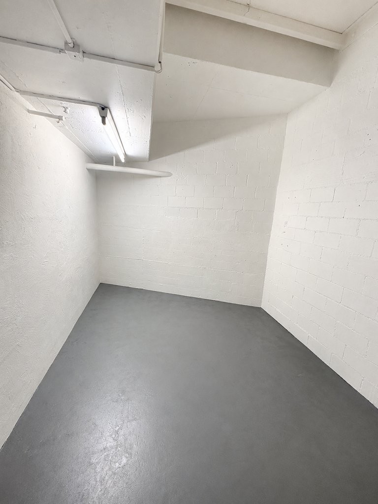 193m² storage room, photo 2 of 4