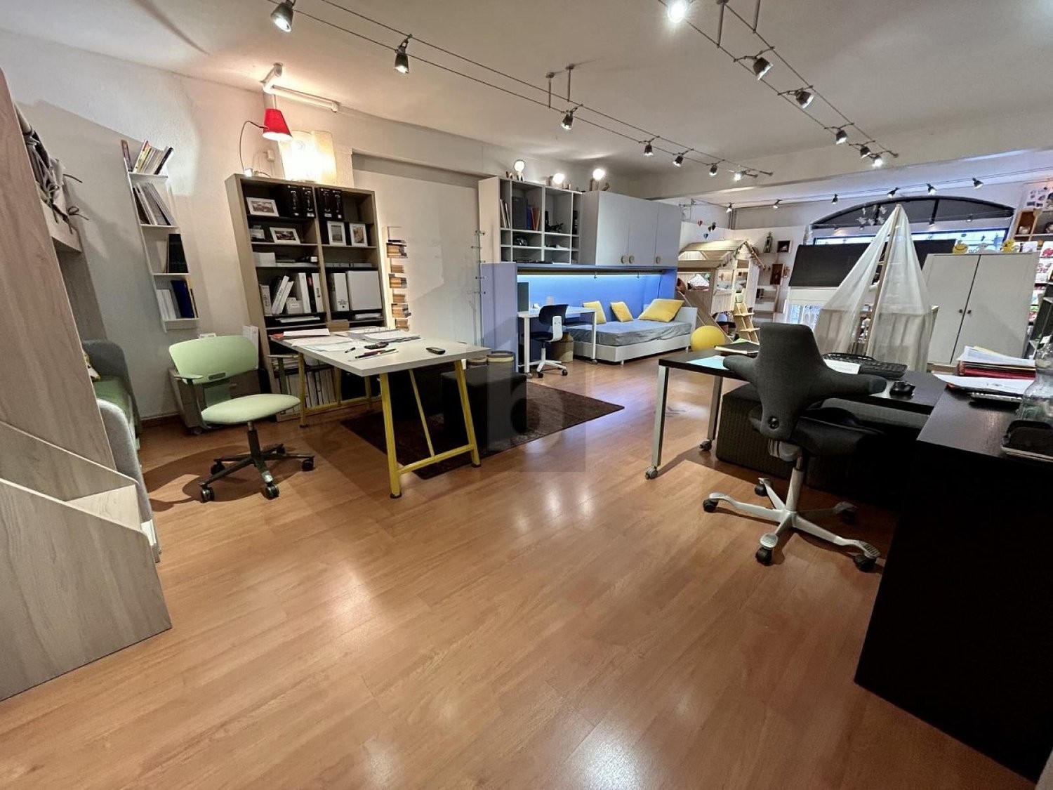 190m² shop, photo 1 of 4
