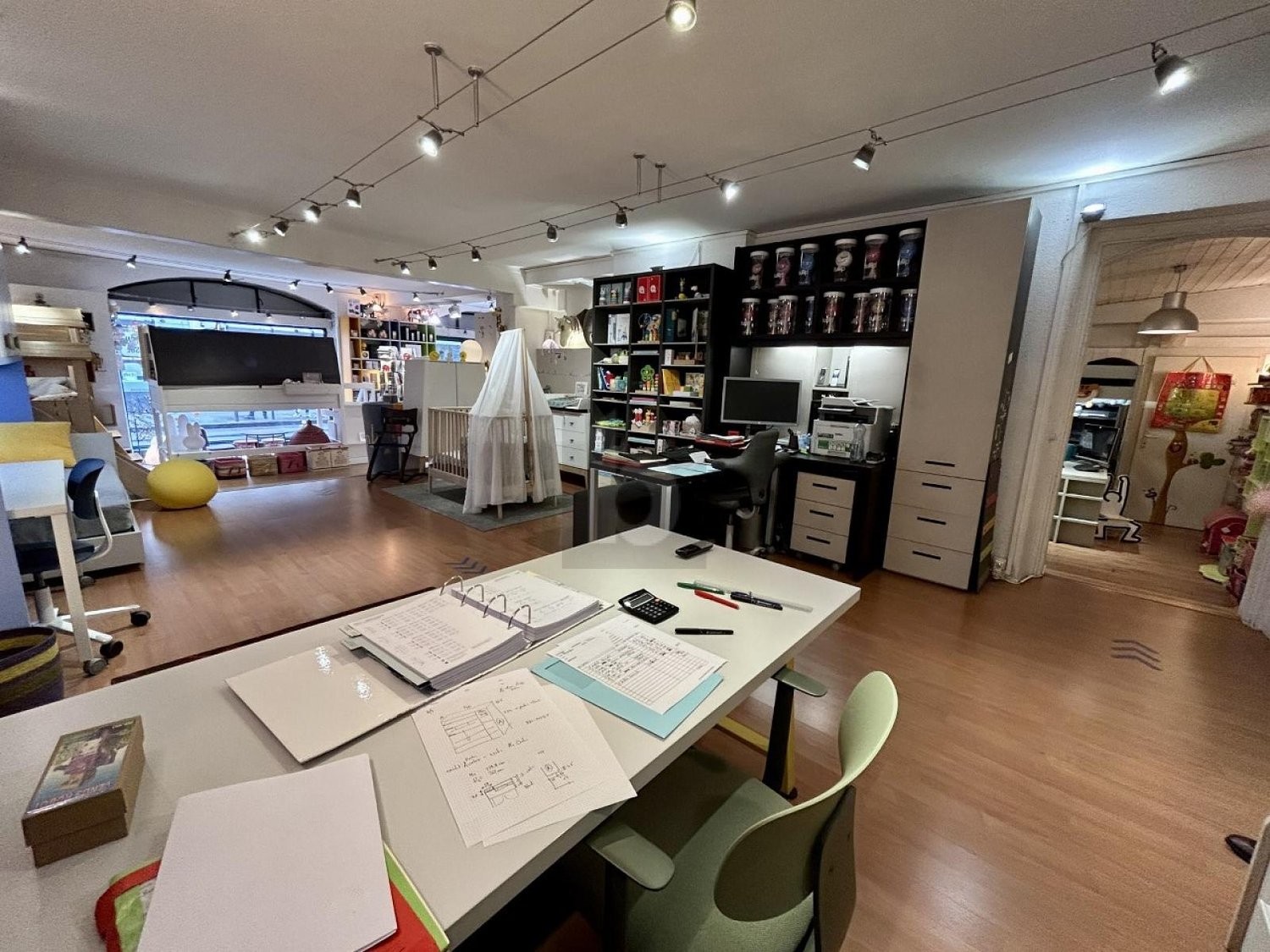 190m² shop, photo 2 of 4