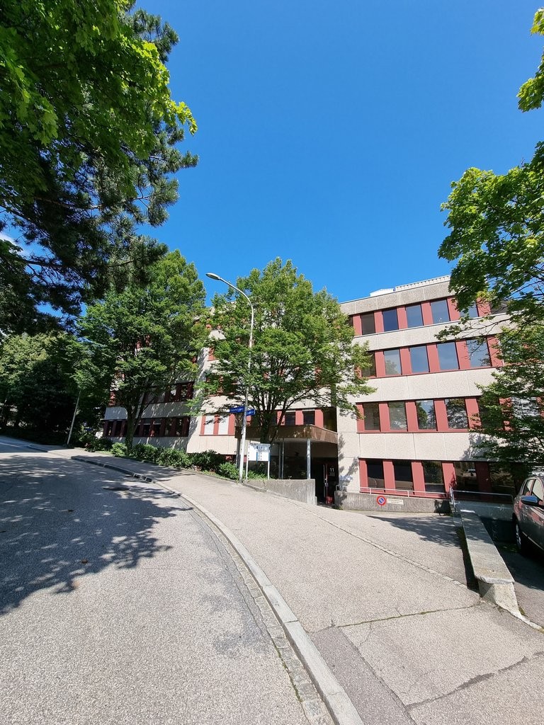 516m² office