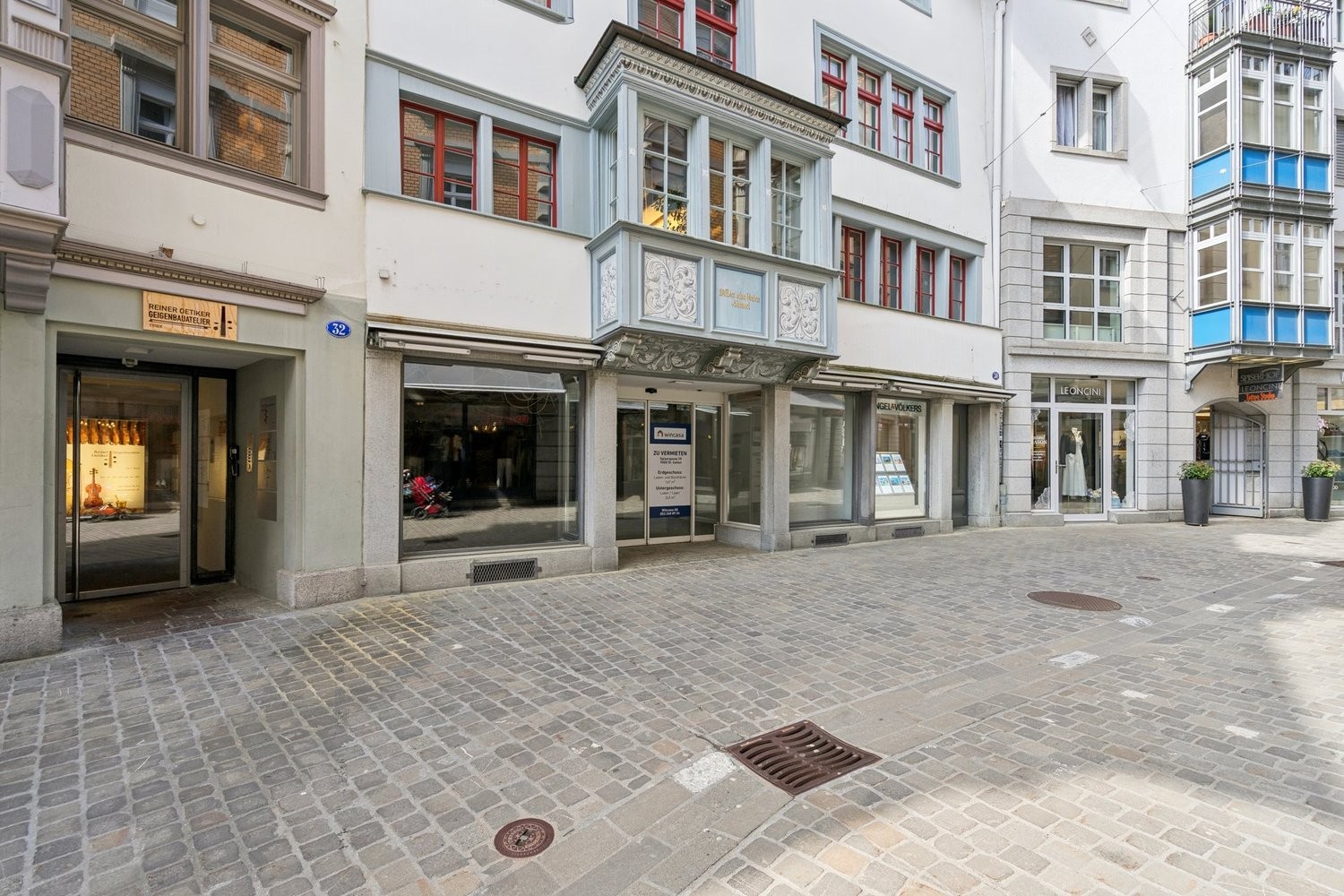430m² shop, photo 1 of 2