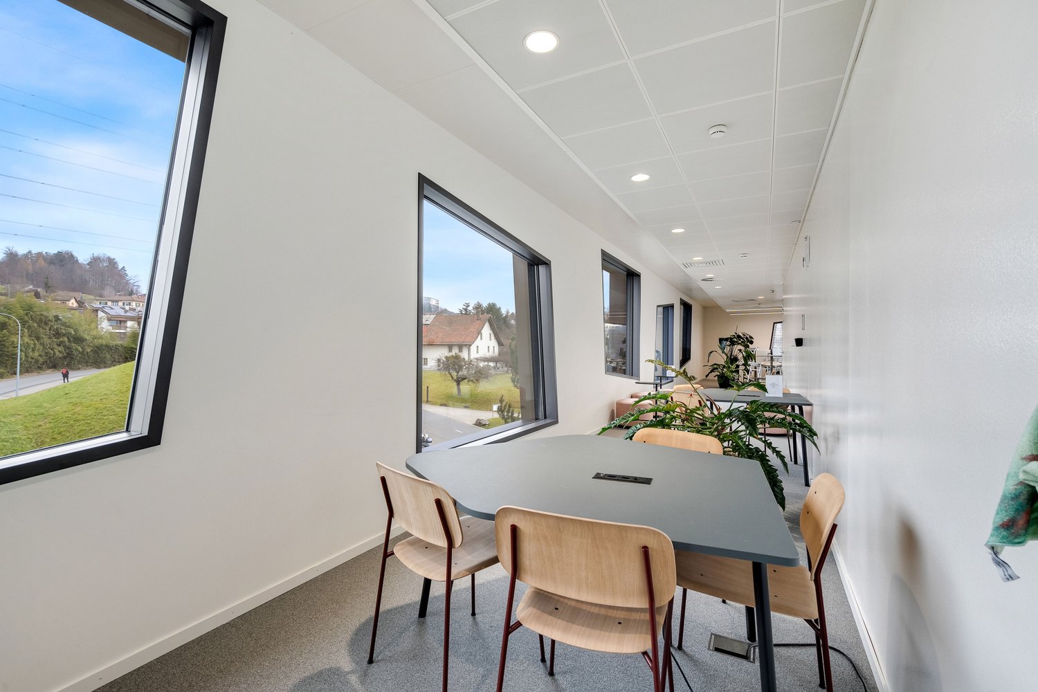 2045m² office