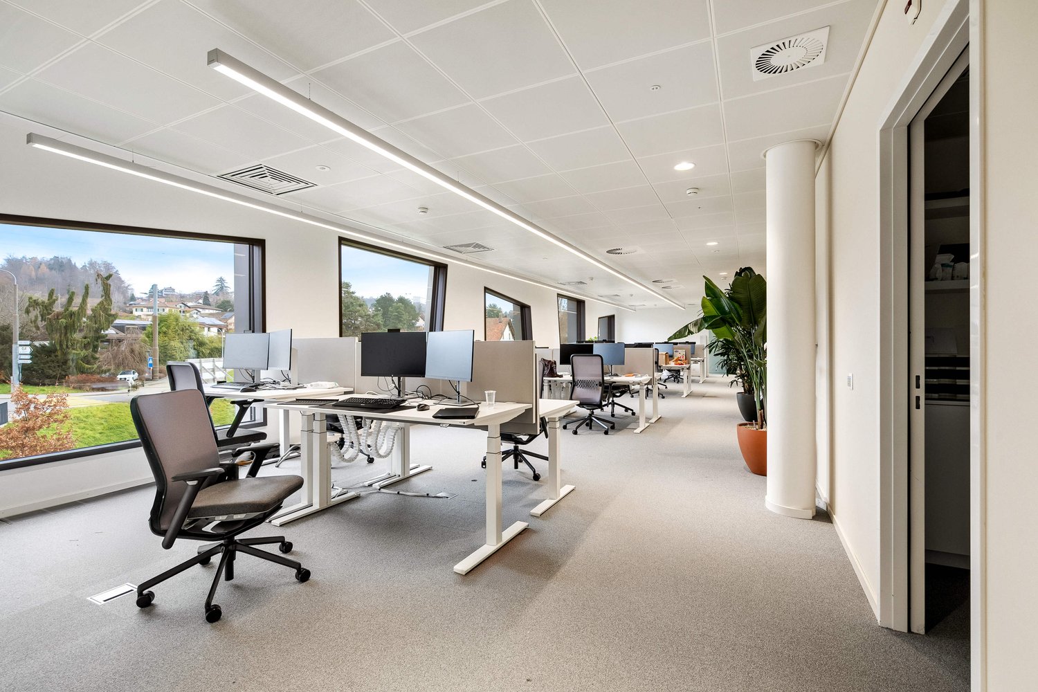 2045m² office