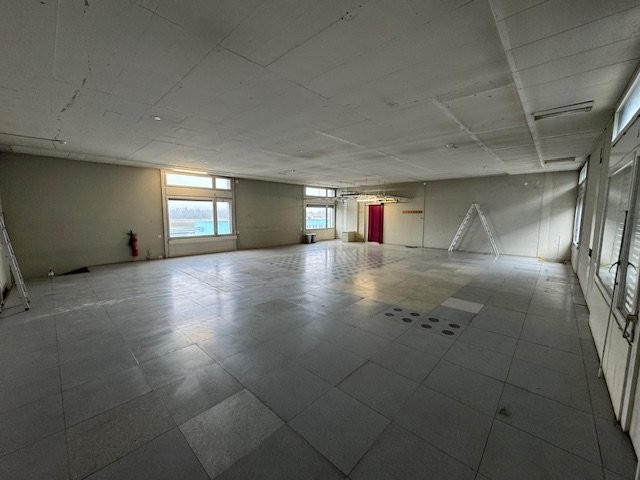 296m² office