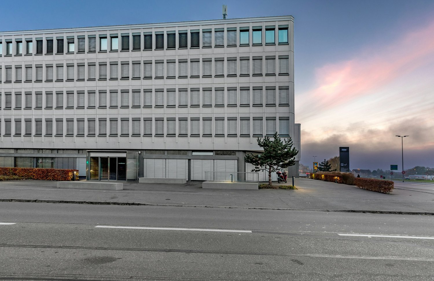 316m² office, photo 1 of 10